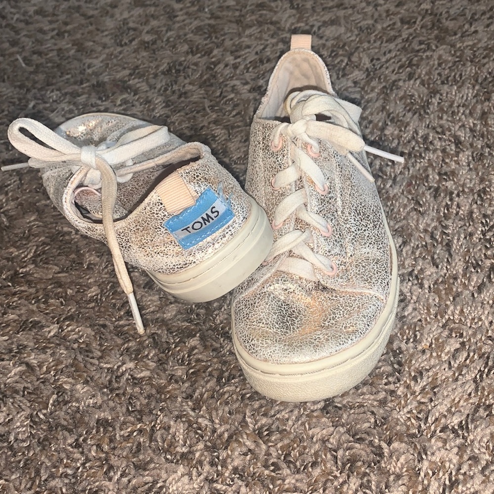 Girls Tom’s tennis shoe